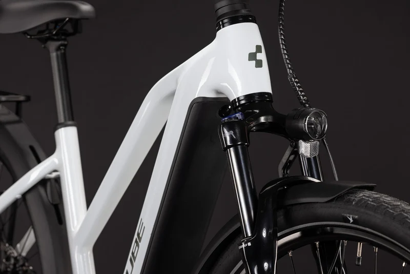 CUBE Touring Hybrid ONE 600 metallicwhite´n´chrome