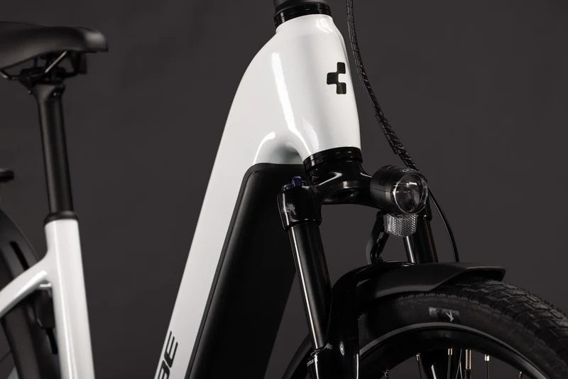 CUBE Touring Hybrid ONE 600 metallicwhite´n´chrome