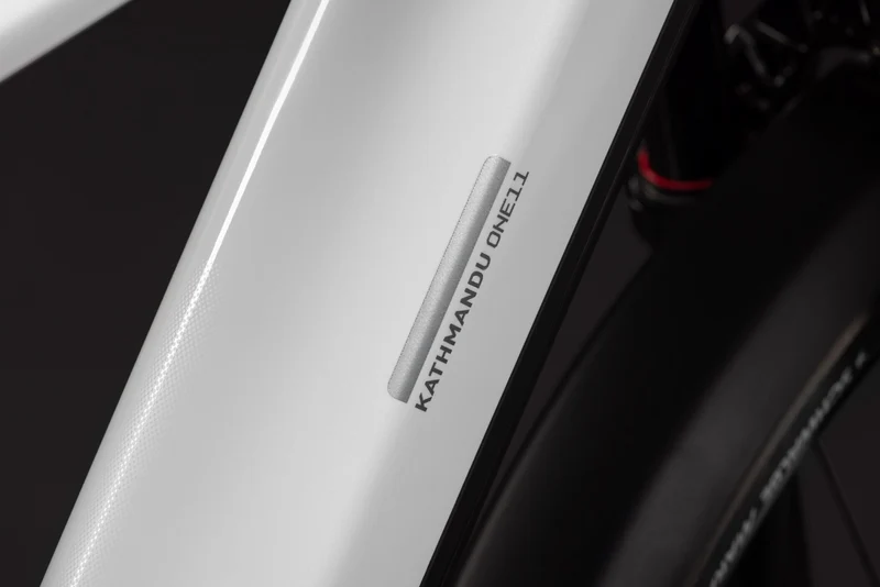 CUBE Kathmandu Hybrid ONE11 HPC SLX 800 metallicwhite´n´prizm