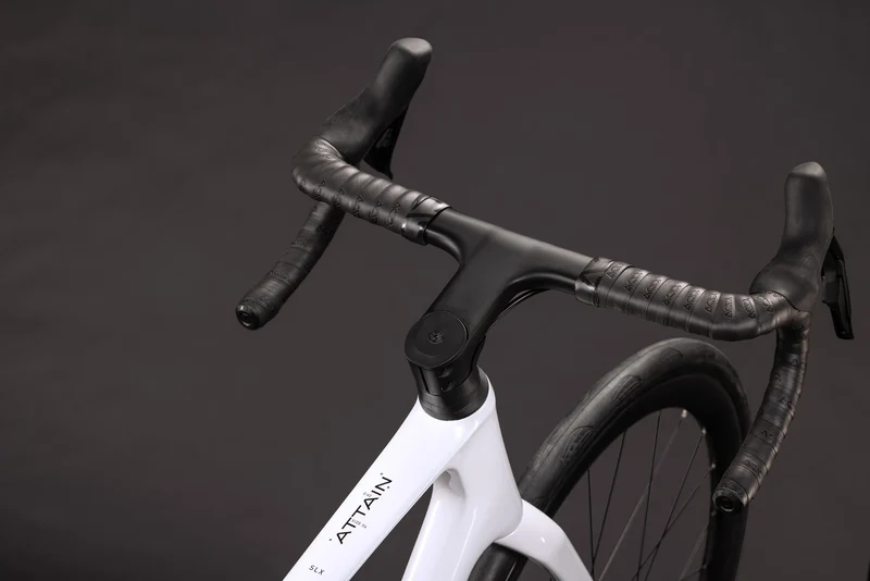 CUBE Attain C:62 SLX metallicwhite´n´black