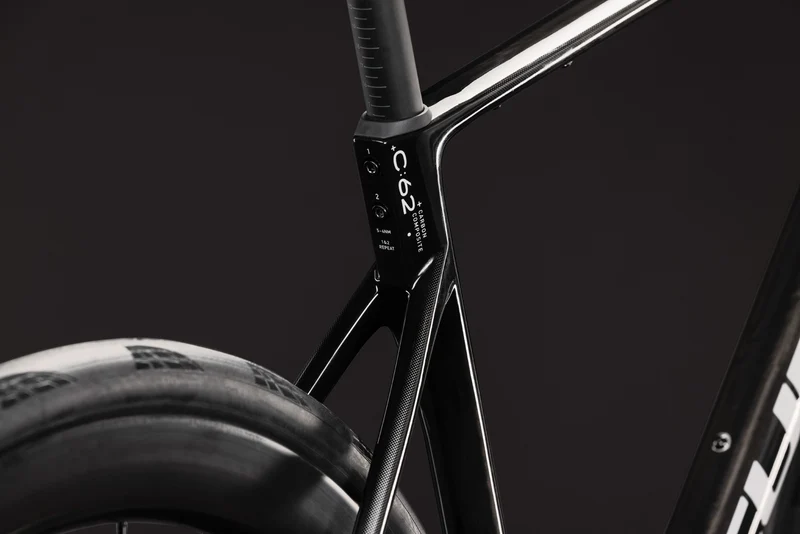 CUBE Attain C:62 SLT carbon´n´white