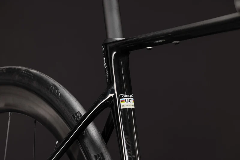 CUBE Attain C:62 SLT carbon´n´white