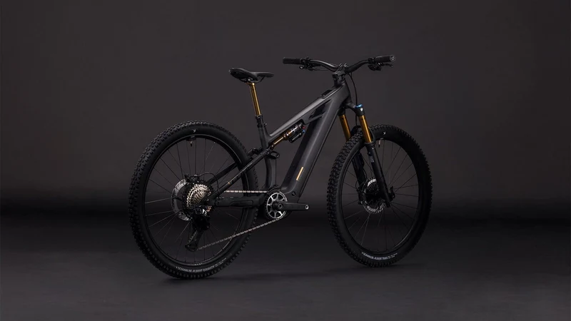 CUBE Stereo Hybrid ONE44 HPC AT 800 carbon´n´gold