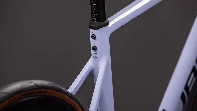 Cube Attain Race cyclamen´n´black 2026