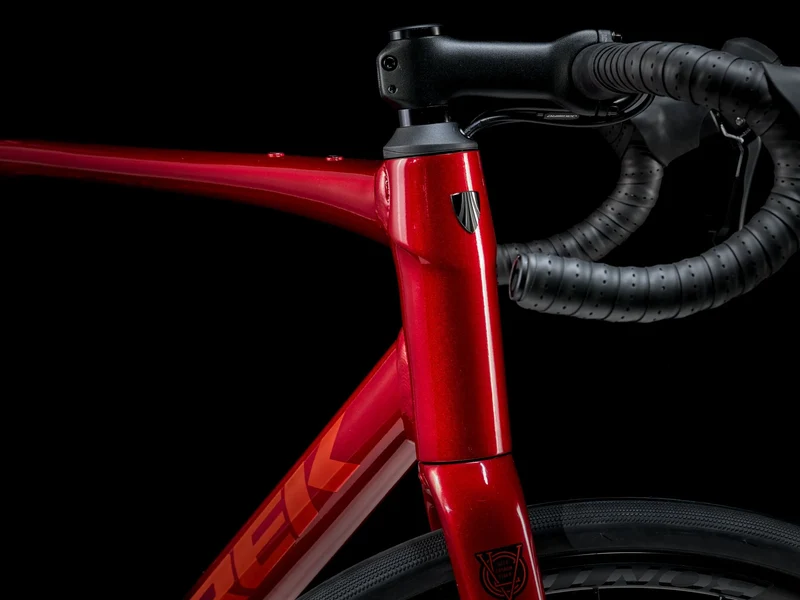 Trek Domane AL 2 Crimson to Dark Carmine Fade
