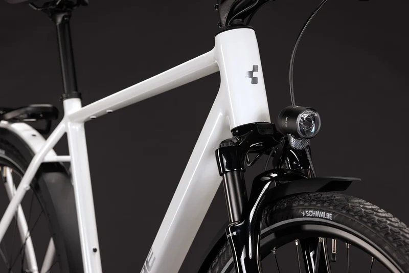 Cube Kathmandu Pro metallicwhite´n´chrome 2027