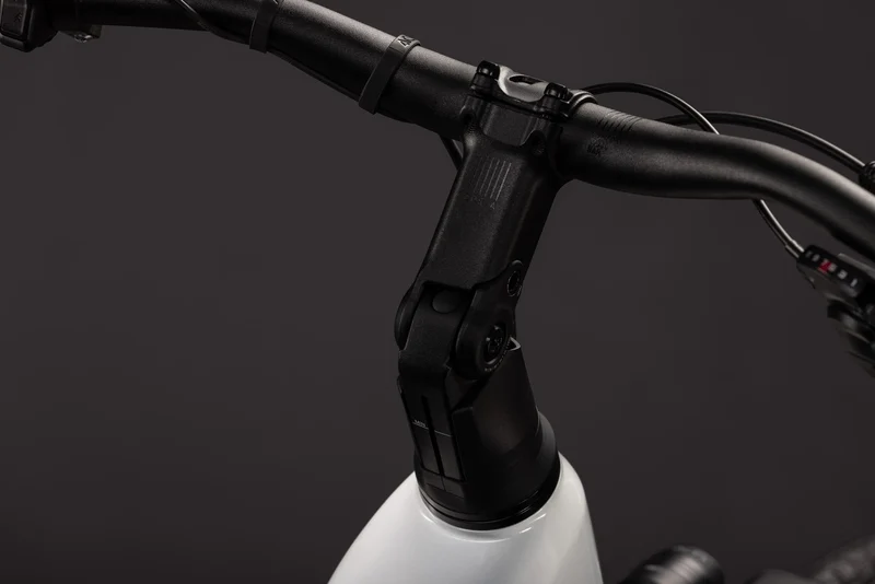 Cube Touring Hybrid ONE 600 metallicwhite´n´chrome EE 2027