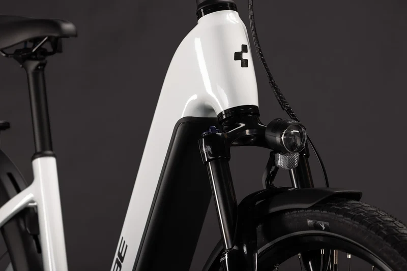 Cube Touring Hybrid ONE 600 metallicwhite´n´chrome EE 2027