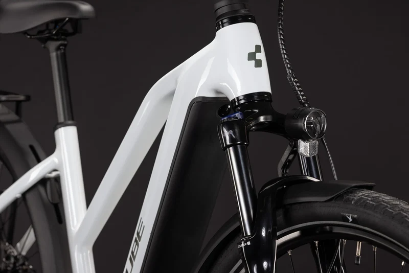 Cube Touring Hybrid ONE 600 metallicwhite´n´chrome Trapeze 2027