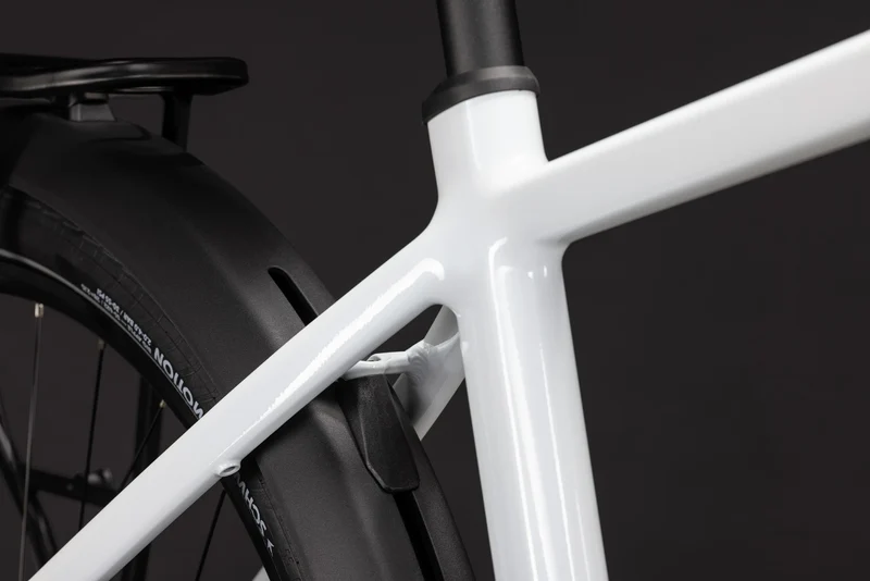 Cube Touring Hybrid ONE 600 metallicwhite´n´chrome 2027