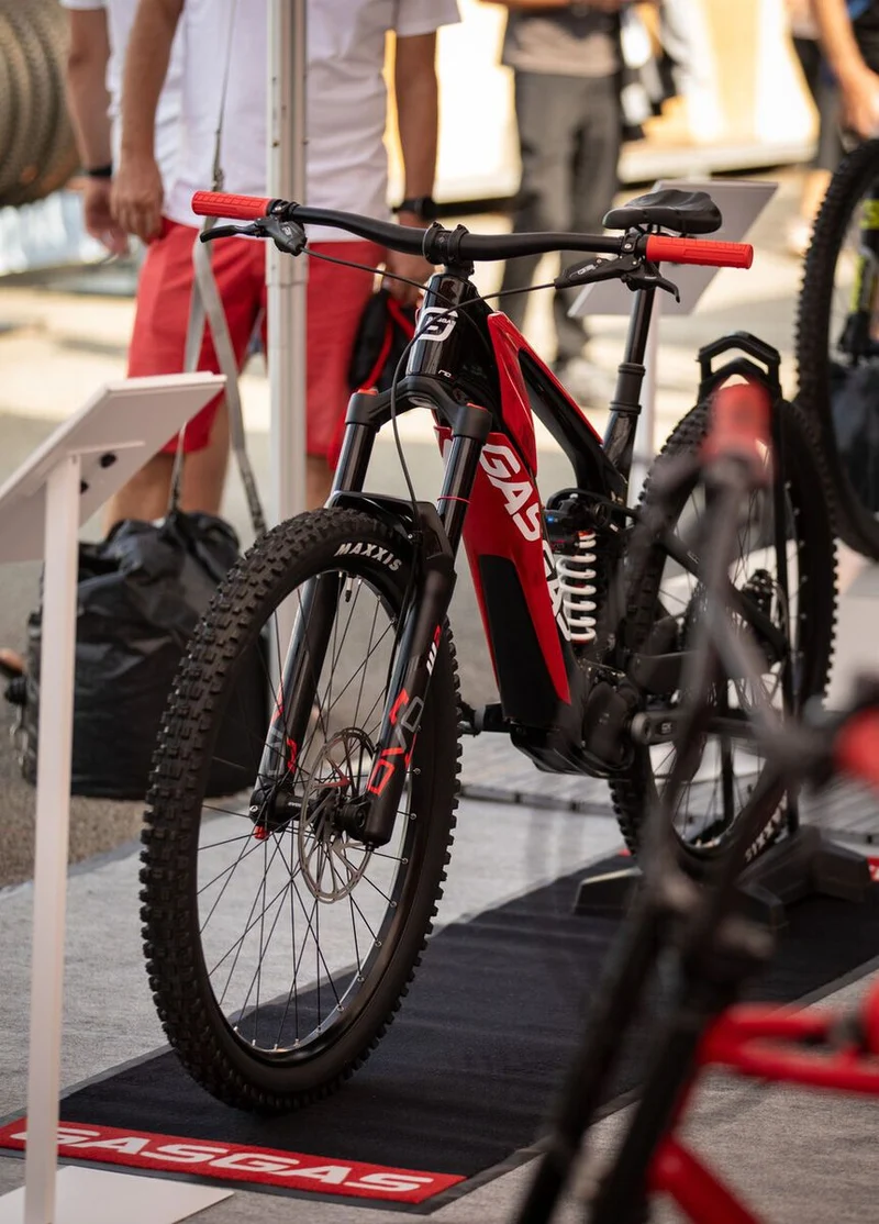GASGAS ECC 5 Jet Black/Sangria Red