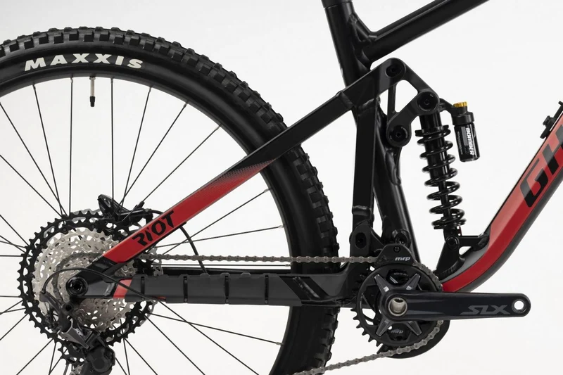 Ghost Riot EN Pro black/red - matt/glossy